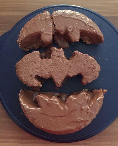 Glutenfreier und Laktosefreier Marmorkuchen in Batmanform
